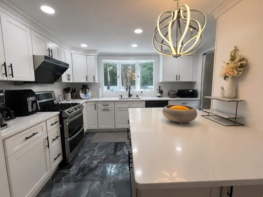 325 Merriam St, Weston, Massachusetts, 3 Bedrooms Bedrooms, 6 Rooms Rooms,2 BathroomsBathrooms,Residential,For Sale,Merriam St,73553806