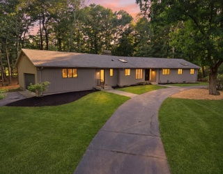 20 Longfellow Rd, Holyoke, Massachusetts, 4 Bedrooms Bedrooms, 8 Rooms Rooms,2.5 BathroomsBathrooms,Residential,For Sale,Longfellow Rd,73553848