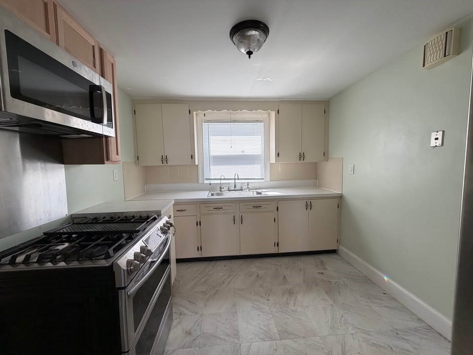 36 Barstow St, Salem, Massachusetts, 2 Bedrooms Bedrooms, 3 Rooms Rooms,1 BathroomBathrooms,Residential Lease,For Rent,Barstow St,73553854