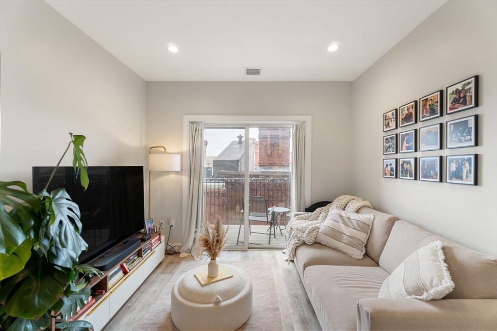 1457 Tremont Street, Boston, Massachusetts, 1 Bedroom Bedrooms, 3 Rooms Rooms,1 BathroomBathrooms,Residential Lease,For Rent,Tremont Street,73553860