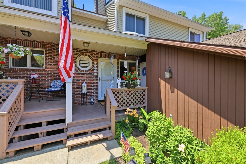 204 Brookfield Ln, Agawam, Massachusetts, 2 Bedrooms Bedrooms, 5 Rooms Rooms,2.5 BathroomsBathrooms,Residential,For Sale,Brookfield Ln,73553861