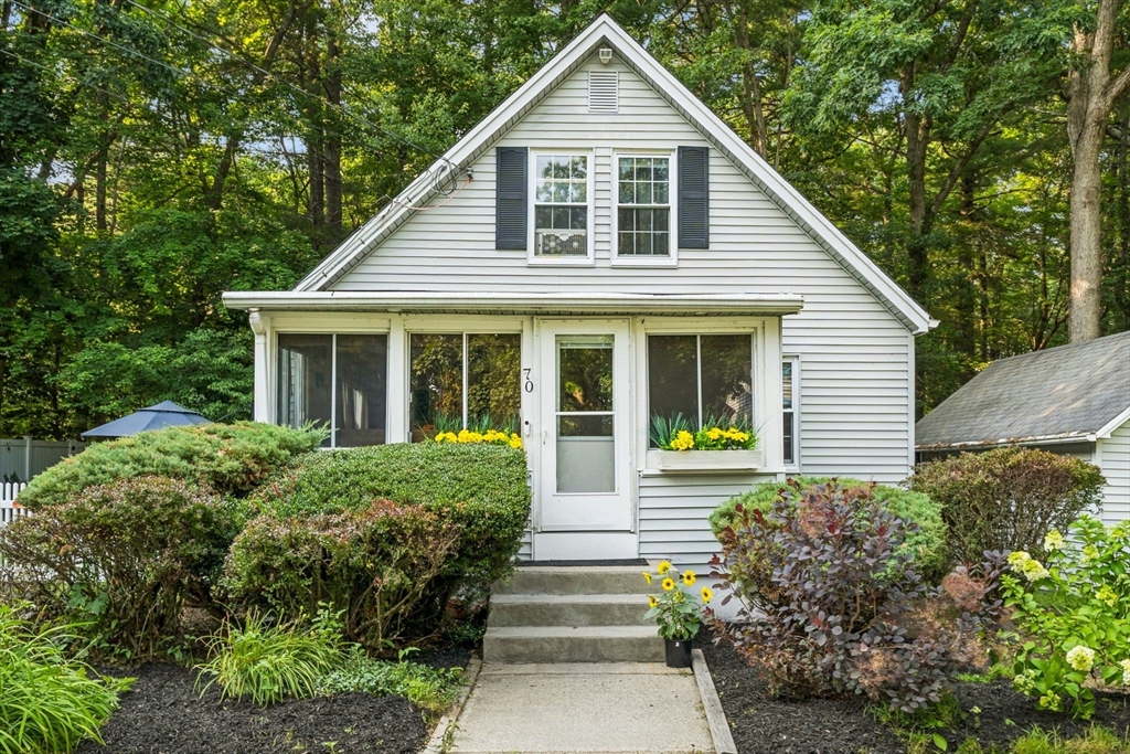 70 Mirror Lake Ave, Norfolk, Massachusetts, 3 Bedrooms Bedrooms, 6 Rooms Rooms,1 BathroomBathrooms,Residential,For Sale,Mirror Lake Ave,73553863
