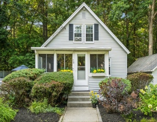 70 Mirror Lake Ave, Norfolk, Massachusetts, 3 Bedrooms Bedrooms, 6 Rooms Rooms,1 BathroomBathrooms,Residential,For Sale,Mirror Lake Ave,73553863