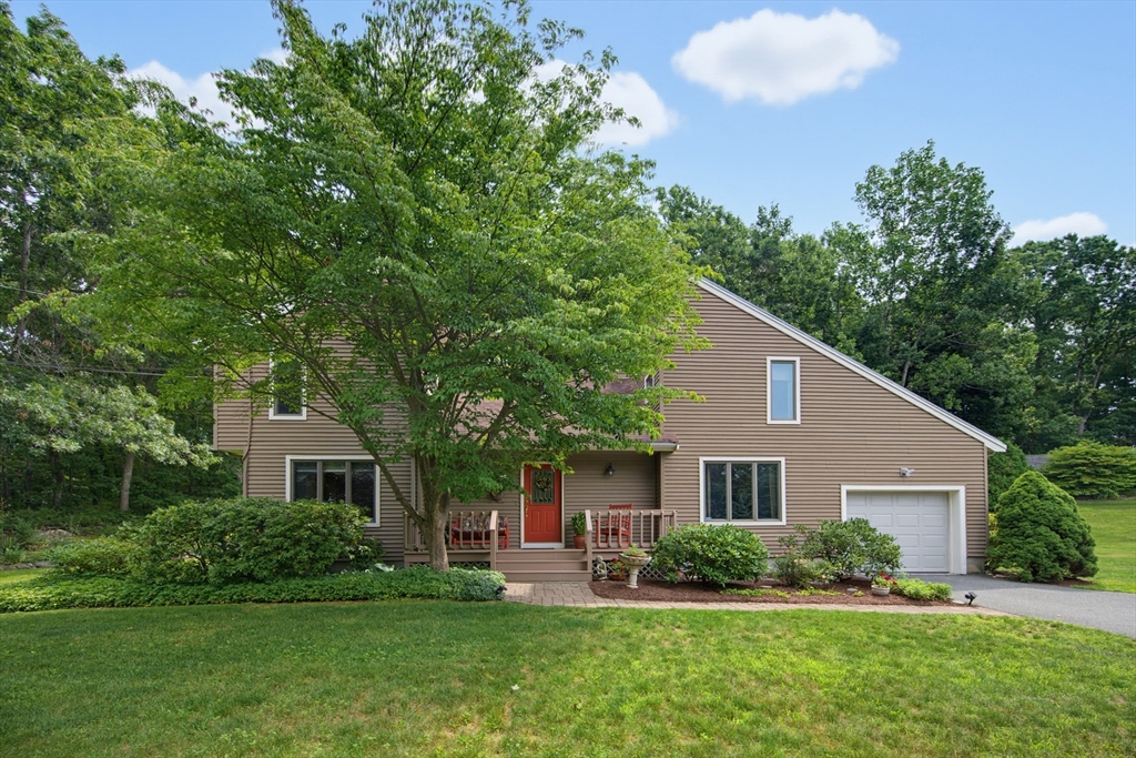 14 Shoreline Dr, Foxboro, Massachusetts, 3 Bedrooms Bedrooms, 7 Rooms Rooms,2.5 BathroomsBathrooms,Residential,For Sale,Shoreline Dr,73553669