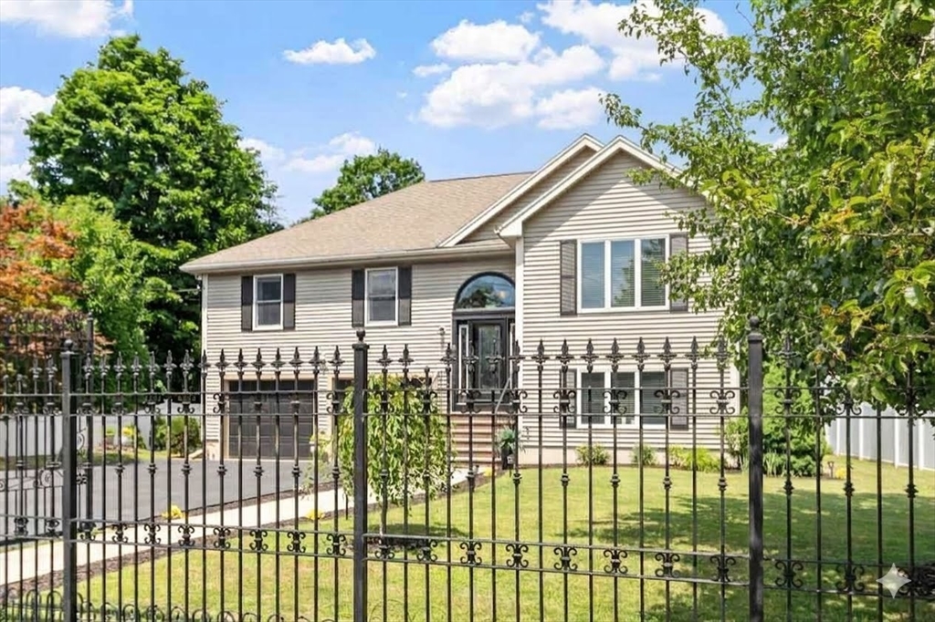 33 Highland Avenue, Saugus, Massachusetts, 4 Bedrooms Bedrooms, 8 Rooms Rooms,2 BathroomsBathrooms,Residential,For Sale,Highland Avenue,73553664