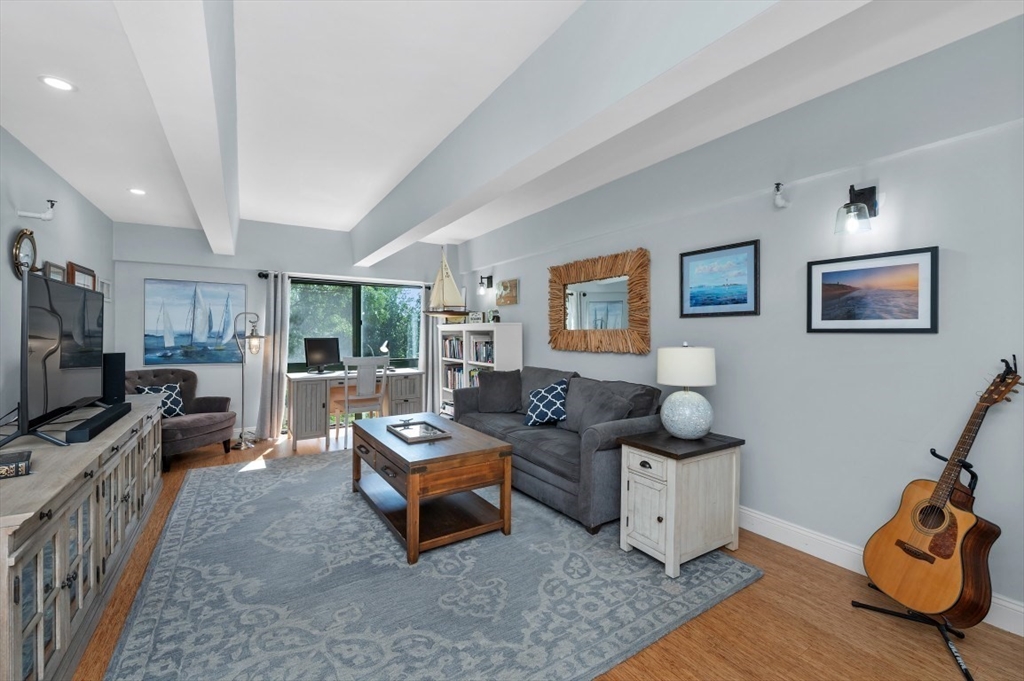 42 Eighth Street, Boston, Massachusetts, 2 Bedrooms Bedrooms, 4 Rooms Rooms,2 BathroomsBathrooms,Residential,For Sale,Eighth Street,73553698