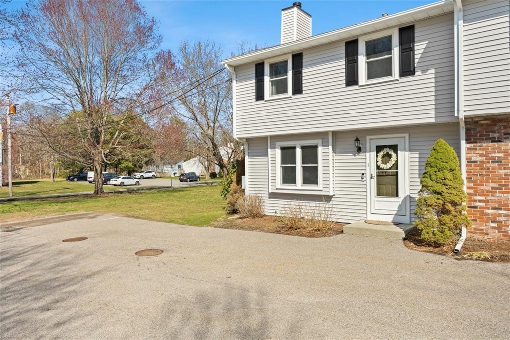 6 Robin Circle, Norton, Massachusetts, 2 Bedrooms Bedrooms, 5 Rooms Rooms,1.5 BathroomsBathrooms,Residential,For Sale,Robin Circle,73495945