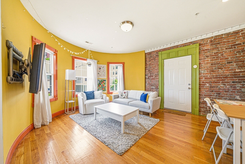 12-14 Everett St, Boston, Massachusetts, 2 Bedrooms Bedrooms, 4 Rooms Rooms,1 BathroomBathrooms,Residential Lease,For Rent,Everett St,73540503