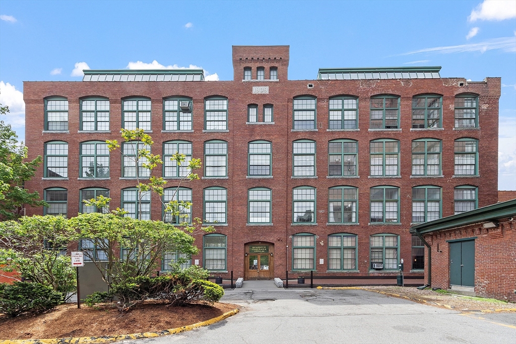 200 Market St, Lowell, Massachusetts, 3 Bedrooms Bedrooms, 5 Rooms Rooms,2 BathroomsBathrooms,Residential,For Sale,Market St,73484274