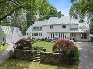 30 Summit Ave, Amesbury, Massachusetts, 4 Bedrooms Bedrooms, 8 Rooms Rooms,3.5 BathroomsBathrooms,Residential,For Sale,Summit Ave,73534529