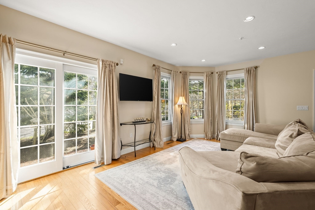52 Tilden Commons Drive, Quincy, Massachusetts, 2 Bedrooms Bedrooms, 5 Rooms Rooms,2.5 BathroomsBathrooms,Residential,For Sale,Tilden Commons Drive,73553916