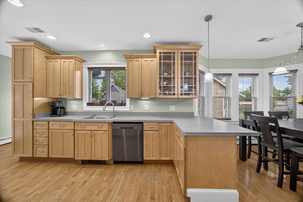 21 Willow St, Brockton, Massachusetts, 4 Bedrooms Bedrooms, 7 Rooms Rooms,3.5 BathroomsBathrooms,Residential,For Sale,Willow St,73553920