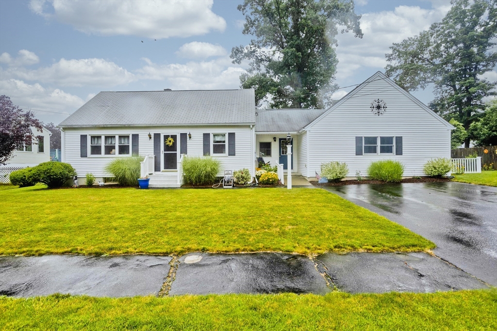 164 Barbara St, Westfield, Massachusetts, 4 Bedrooms Bedrooms, 9 Rooms Rooms,3 BathroomsBathrooms,Residential Income,For Sale,Barbara St,73553886