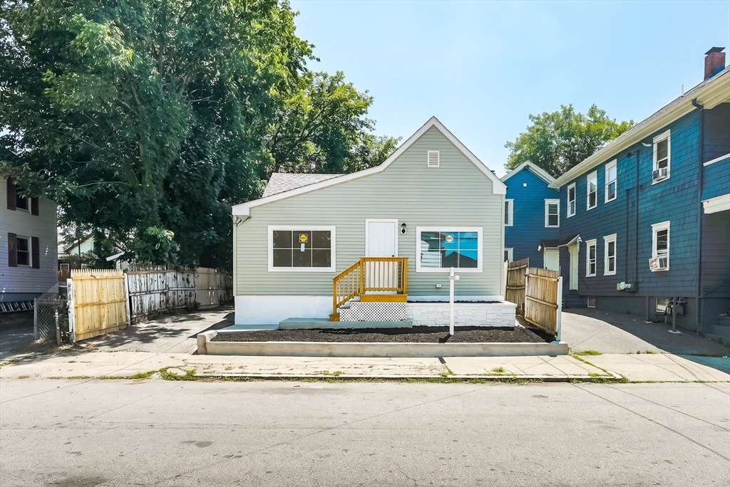 112 Hendrick, Providence, Rhode Island, 2 Bedrooms Bedrooms, 4 Rooms Rooms,2 BathroomsBathrooms,Residential,For Sale,Hendrick,73553732
