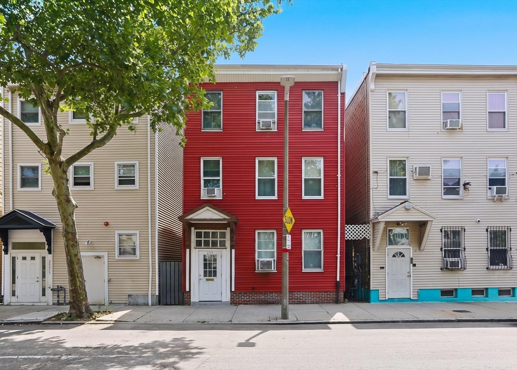 259 Chelsea St, Boston, Massachusetts, 3 Bedrooms Bedrooms, 11 Rooms Rooms,3 BathroomsBathrooms,Residential Income,For Sale,Chelsea St,73553738