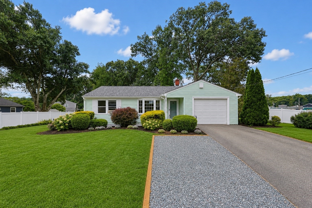 27 Bear Hill Rd, Cumberland, Rhode Island, 2 Bedrooms Bedrooms, 5 Rooms Rooms,2 BathroomsBathrooms,Residential,For Sale,Bear Hill Rd,73553772