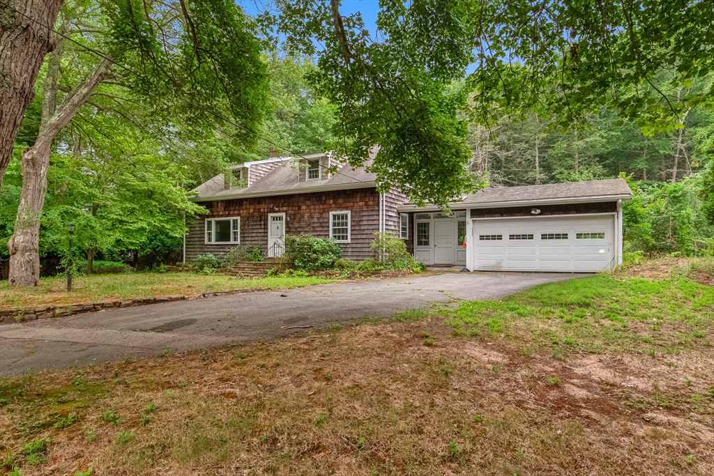 166 Pine St, Manchester, Massachusetts, 4 Bedrooms Bedrooms, 8 Rooms Rooms,2.5 BathroomsBathrooms,Residential,For Sale,Pine St,73553789