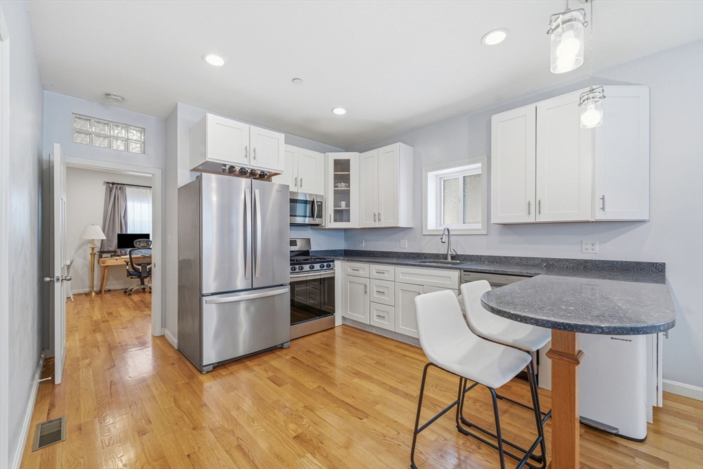 518 Main St, Medford, Massachusetts, 1 Bedroom Bedrooms, 3 Rooms Rooms,1 BathroomBathrooms,Residential,For Sale,Main St,73553970