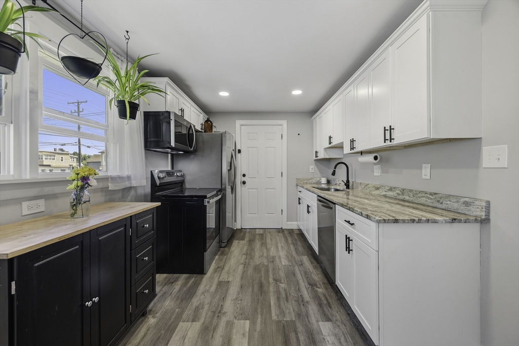 140 Everett St, Easthampton, Massachusetts, 3 Bedrooms Bedrooms, 5 Rooms Rooms,1 BathroomBathrooms,Residential,For Sale,Everett St,73553985