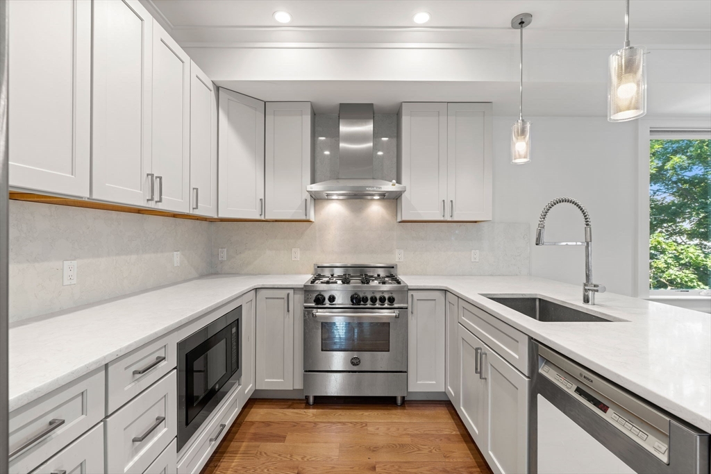 17 Vinton Street, Boston, Massachusetts, 3 Bedrooms Bedrooms, 4 Rooms Rooms,2 BathroomsBathrooms,Residential,For Sale,Vinton Street,73554038