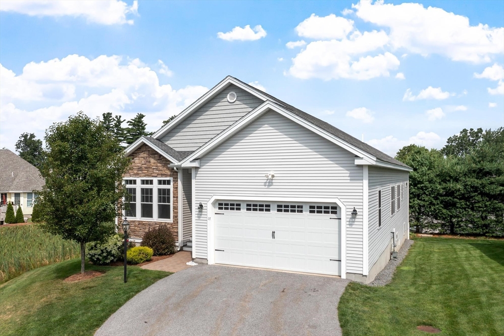 17 Country Club Circle, Methuen, Massachusetts, 3 Bedrooms Bedrooms, 7 Rooms Rooms,2 BathroomsBathrooms,Residential,For Sale,Country Club Circle,73554051