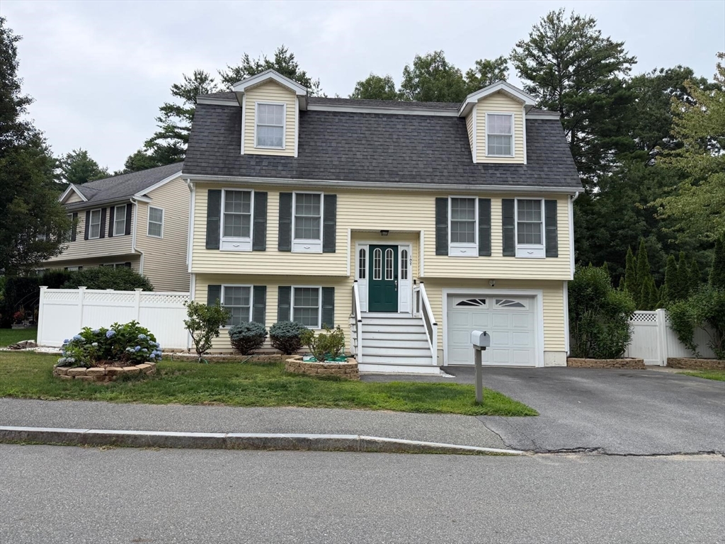 107 Charant Rd, Lowell, Massachusetts, 3 Bedrooms Bedrooms, 6 Rooms Rooms,1.5 BathroomsBathrooms,Residential Lease,For Rent,Charant Rd,73554080