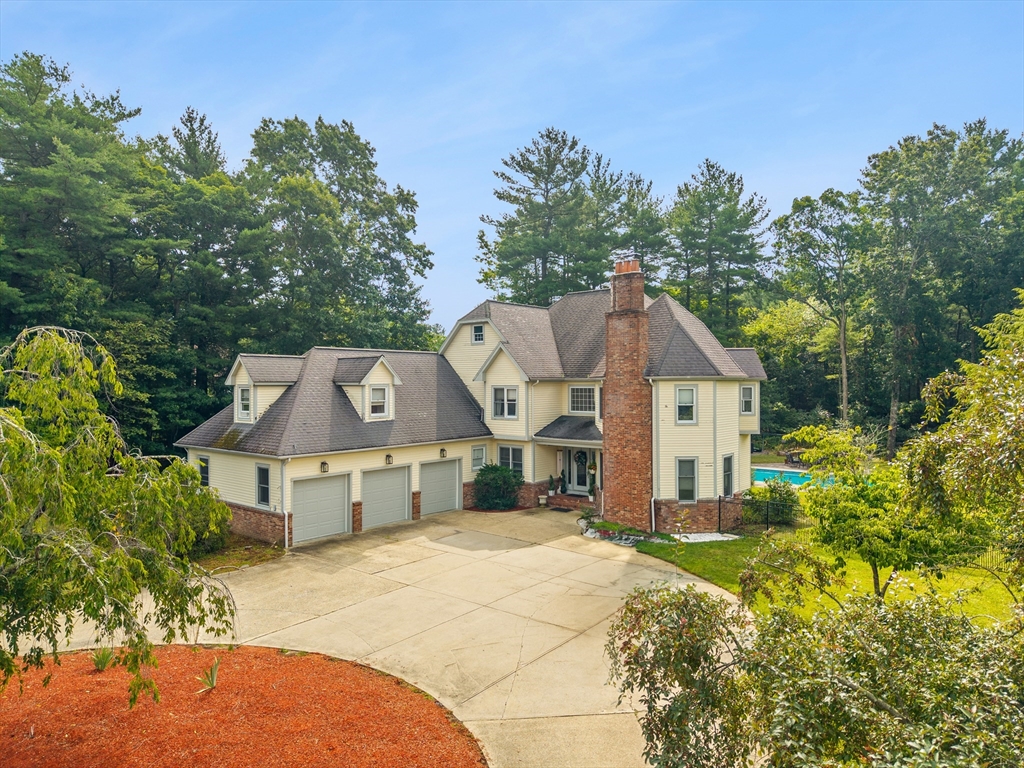 105 Lounsbury Dr, Raynham, Massachusetts, 4 Bedrooms Bedrooms, 9 Rooms Rooms,2.5 BathroomsBathrooms,Residential,For Sale,Lounsbury Dr,73553997