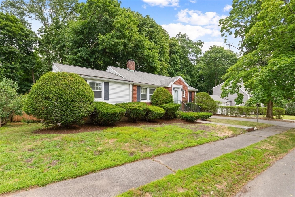 54 Alvin Ave, Quincy, Massachusetts, 3 Bedrooms Bedrooms, 9 Rooms Rooms,1.5 BathroomsBathrooms,Residential,For Sale,Alvin Ave,73554007