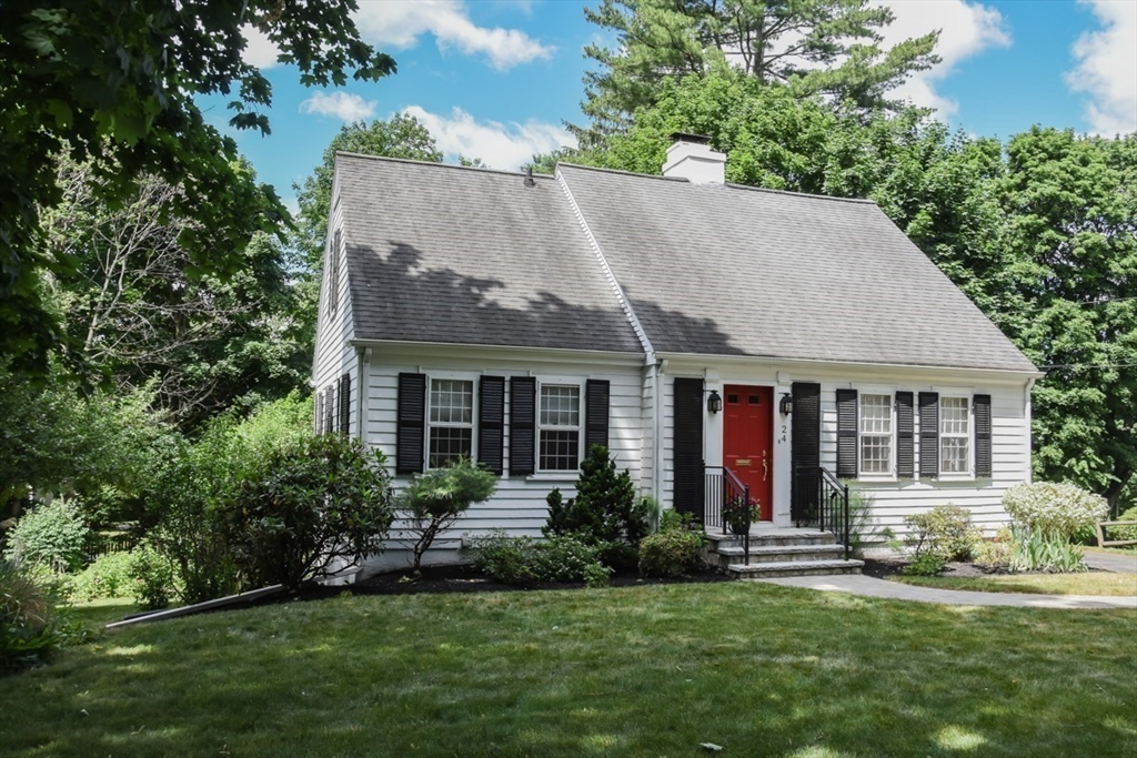 24 Bellevue Road, Stoneham, Massachusetts, 4 Bedrooms Bedrooms, 8 Rooms Rooms,2 BathroomsBathrooms,Residential,For Sale,Bellevue Road,73540747