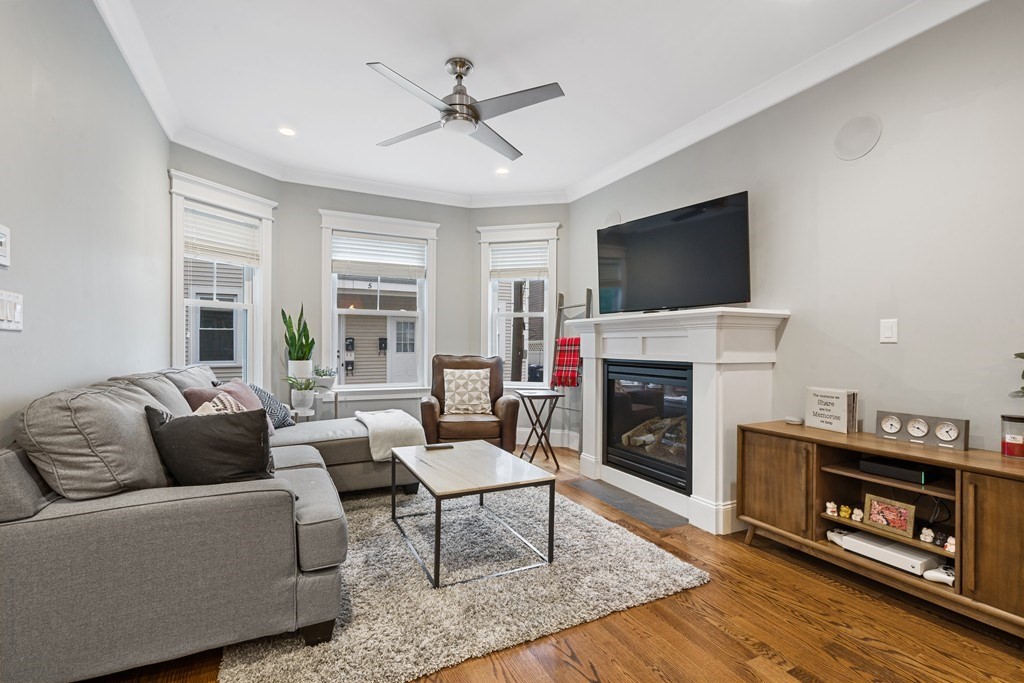 6 Sea View Ter, Boston, Massachusetts, 2 Bedrooms Bedrooms, 5 Rooms Rooms,2 BathroomsBathrooms,Residential Lease,For Rent,Sea View Ter,73534213