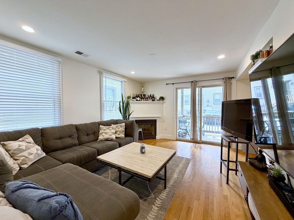 521 East 2nd St., Boston, Massachusetts, 3 Bedrooms Bedrooms, 6 Rooms Rooms,3 BathroomsBathrooms,Residential Lease,For Rent,East 2nd St.,73543090