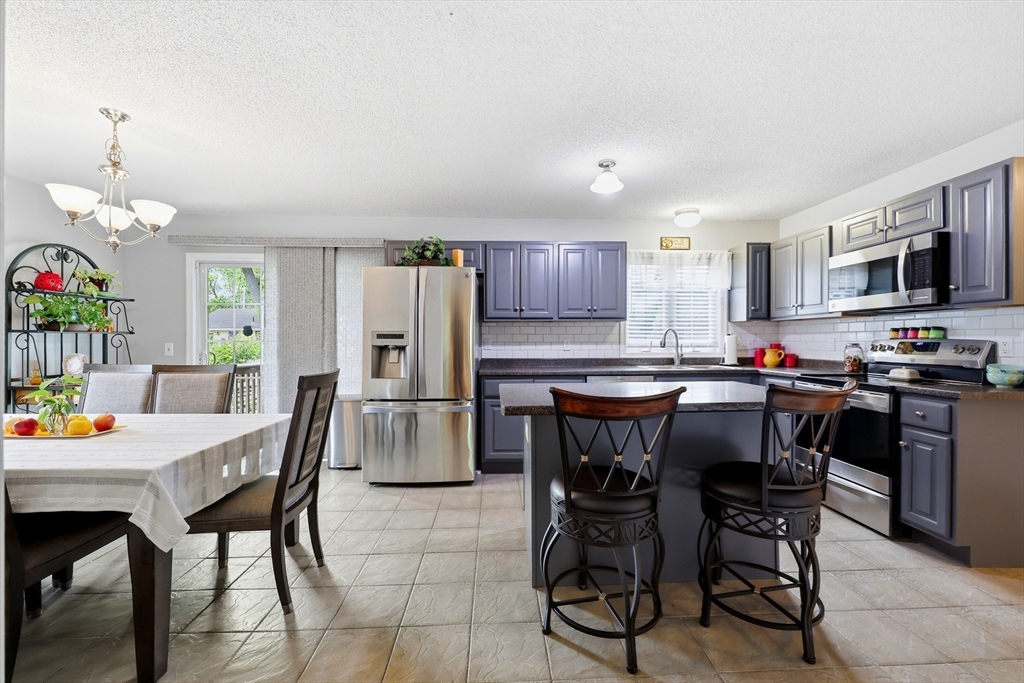 189 Seymour Ave, Springfield, Massachusetts, 3 Bedrooms Bedrooms, 5 Rooms Rooms,2.5 BathroomsBathrooms,Residential,For Sale,Seymour Ave,73523124