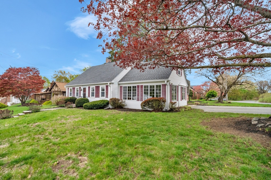 293 Florence Rd, Waltham, Massachusetts, 3 Bedrooms Bedrooms, 6 Rooms Rooms,2 BathroomsBathrooms,Residential,For Sale,Florence Rd,73513481