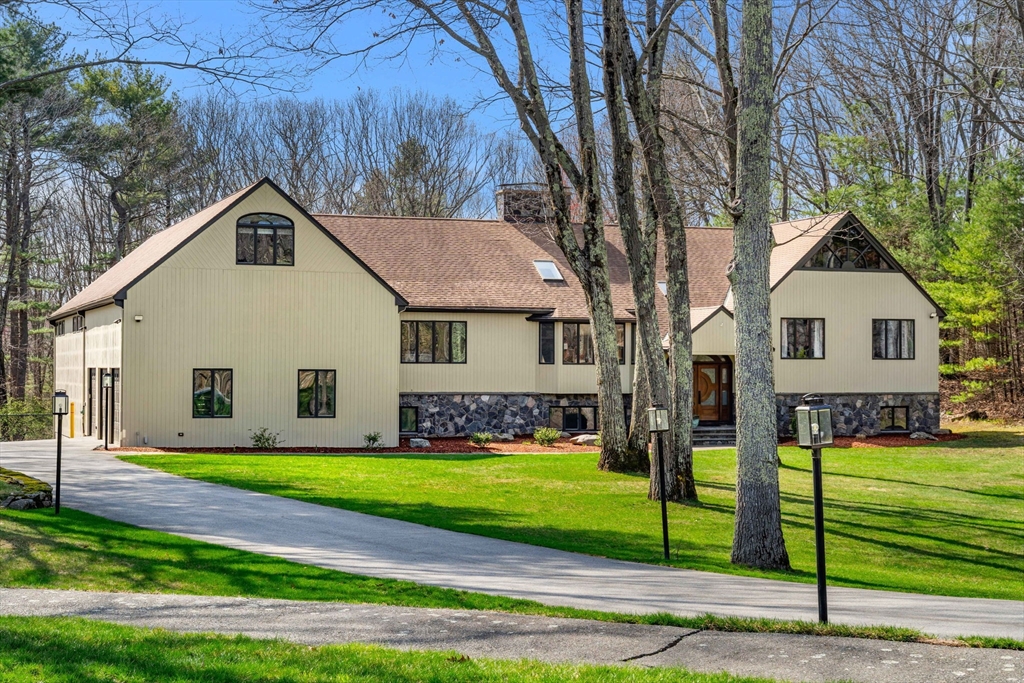 31 Upton Hills Ln, Middleton, Massachusetts, 5 Bedrooms Bedrooms, 11 Rooms Rooms,4.5 BathroomsBathrooms,Residential,For Sale,Upton Hills Ln,73507962