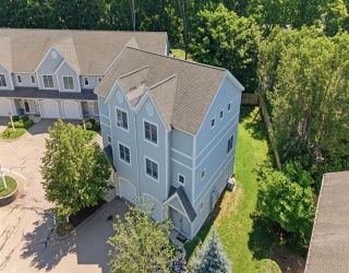 140 Commonwealth Ave, North Attleboro, Massachusetts, 2 Bedrooms Bedrooms, 4 Rooms Rooms,2.5 BathroomsBathrooms,Residential,For Sale,Commonwealth Ave,73554197
