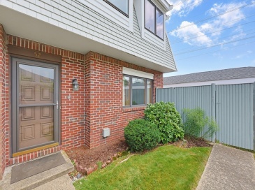 52 Rosewood Dr, Stoughton, Massachusetts, 2 Bedrooms Bedrooms, 6 Rooms Rooms,1.5 BathroomsBathrooms,Residential Lease,For Rent,Rosewood Dr,73554377