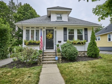 41 Lynde Ave, Melrose, Massachusetts, 2 Bedrooms Bedrooms, 5 Rooms Rooms,2 BathroomsBathrooms,Residential Lease,For Rent,Lynde Ave,73554401