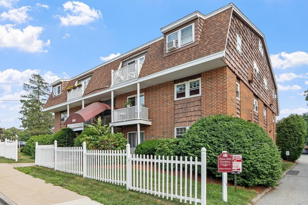 242 Mount Vernon St, Lawrence, Massachusetts, 2 Bedrooms Bedrooms, 4 Rooms Rooms,1 BathroomBathrooms,Residential,For Sale,Mount Vernon St,73554285