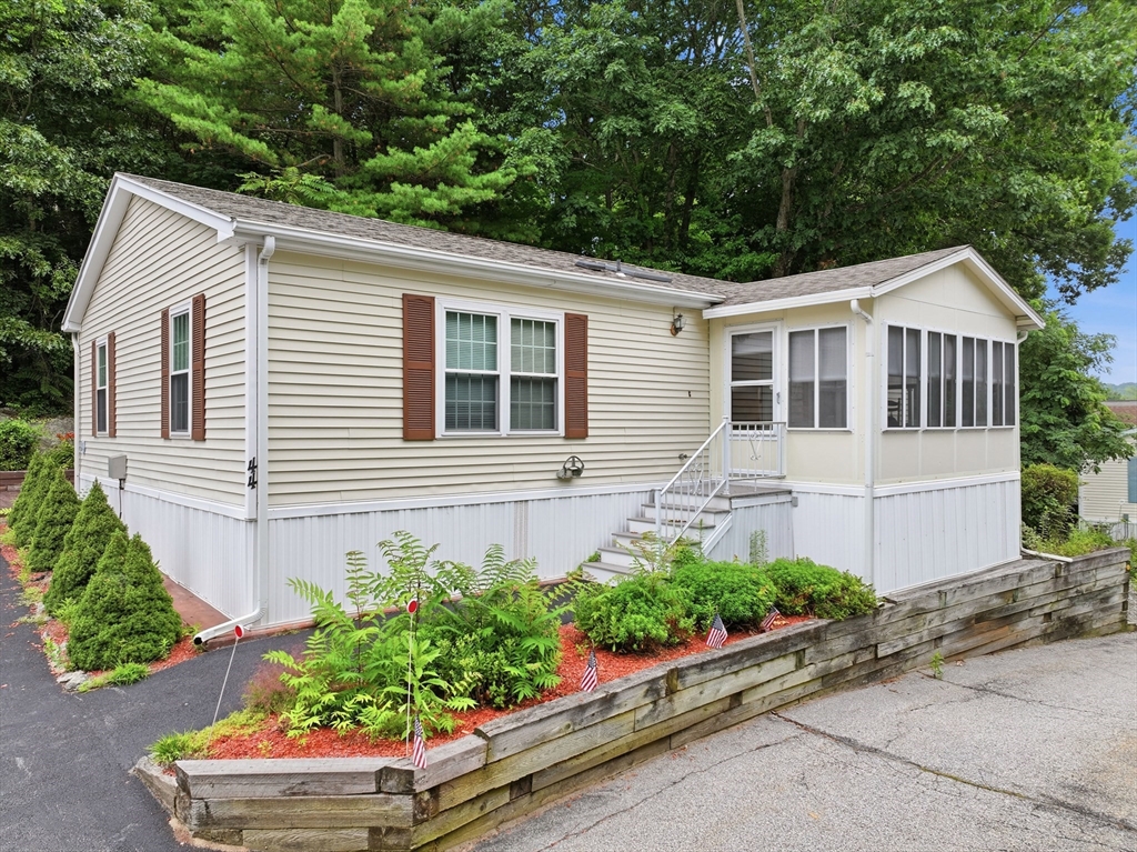 47 Washington St, Auburn, Massachusetts, 2 Bedrooms Bedrooms, 5 Rooms Rooms,2 BathroomsBathrooms,Residential,For Sale,Washington St,73554414