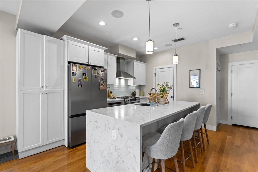 275 Old Colony Ave, Boston, Massachusetts, 2 Bedrooms Bedrooms, 5 Rooms Rooms,2 BathroomsBathrooms,Residential Lease,For Rent,Old Colony Ave,73548016