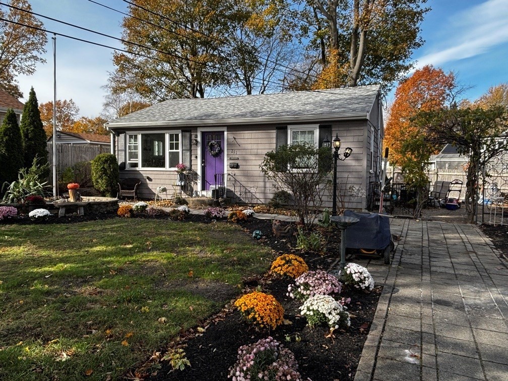 211 Lake Shore Dr, Weymouth, Massachusetts, 2 Bedrooms Bedrooms, 4 Rooms Rooms,1 BathroomBathrooms,Residential,For Sale,Lake Shore Dr,73460031