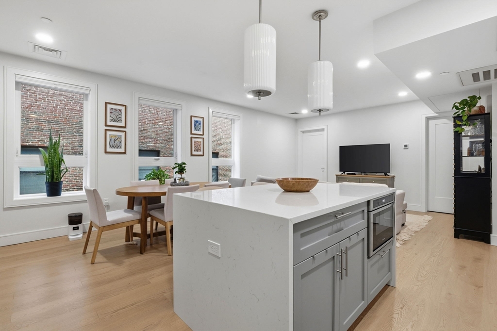 301 Border, Boston, Massachusetts, 2 Bedrooms Bedrooms, 4 Rooms Rooms,2 BathroomsBathrooms,Residential,For Sale,Border,73554314