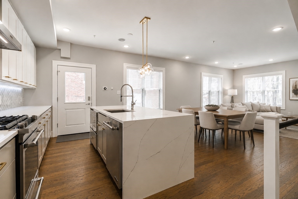 55 Hutchings St, Boston, Massachusetts, 3 Bedrooms Bedrooms, 6 Rooms Rooms,2.5 BathroomsBathrooms,Residential Lease,For Rent,Hutchings St,73554356