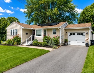 82 Kearns Ave, Tiverton, Rhode Island, 2 Bedrooms Bedrooms, 4 Rooms Rooms,1 BathroomBathrooms,Residential,For Sale,Kearns Ave,73554205