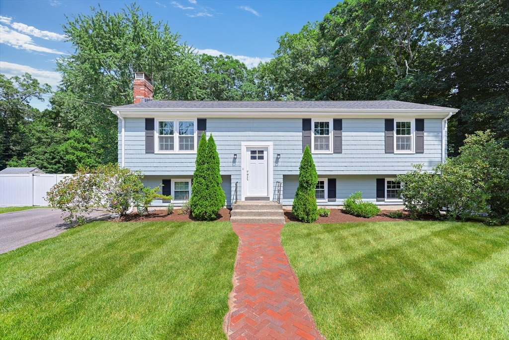 96 Glenfield Rd, North Attleboro, Massachusetts, 3 Bedrooms Bedrooms, 7 Rooms Rooms,2 BathroomsBathrooms,Residential,For Sale,Glenfield Rd,73554448