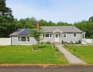 14 Lewis Rd, Randolph, Massachusetts, 3 Bedrooms Bedrooms, 8 Rooms Rooms,2 BathroomsBathrooms,Residential,For Sale,Lewis Rd,73554546