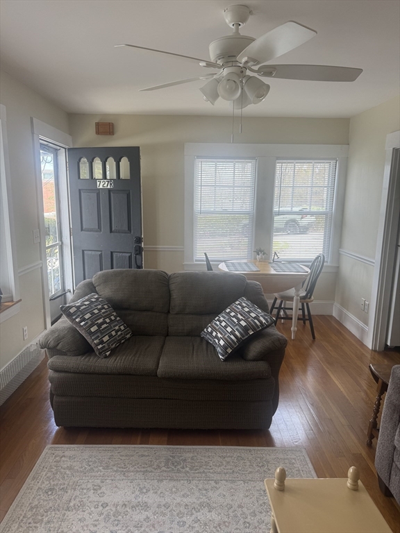 727 REAR Main St, Woburn, Massachusetts, 2 Bedrooms Bedrooms, 5 Rooms Rooms,1 BathroomBathrooms,Residential Lease,For Rent,Main St,73511413