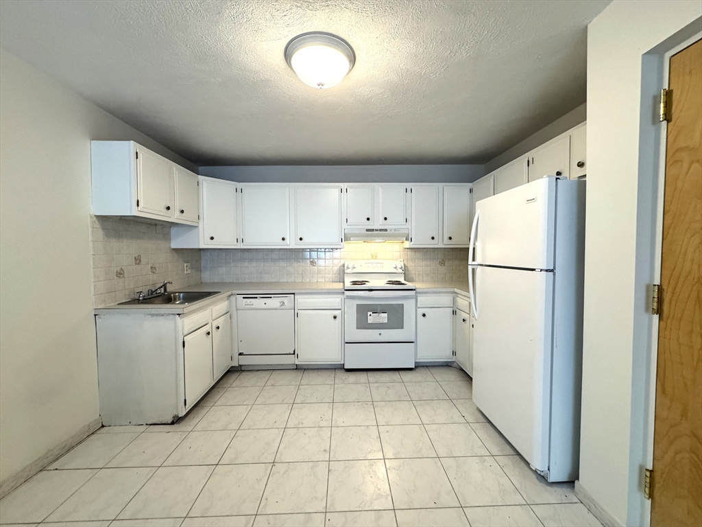 6 Mclean Pl, Wakefield, Massachusetts, 2 Bedrooms Bedrooms, 4 Rooms Rooms,1 BathroomBathrooms,Residential Lease,For Rent,Mclean Pl,73554491