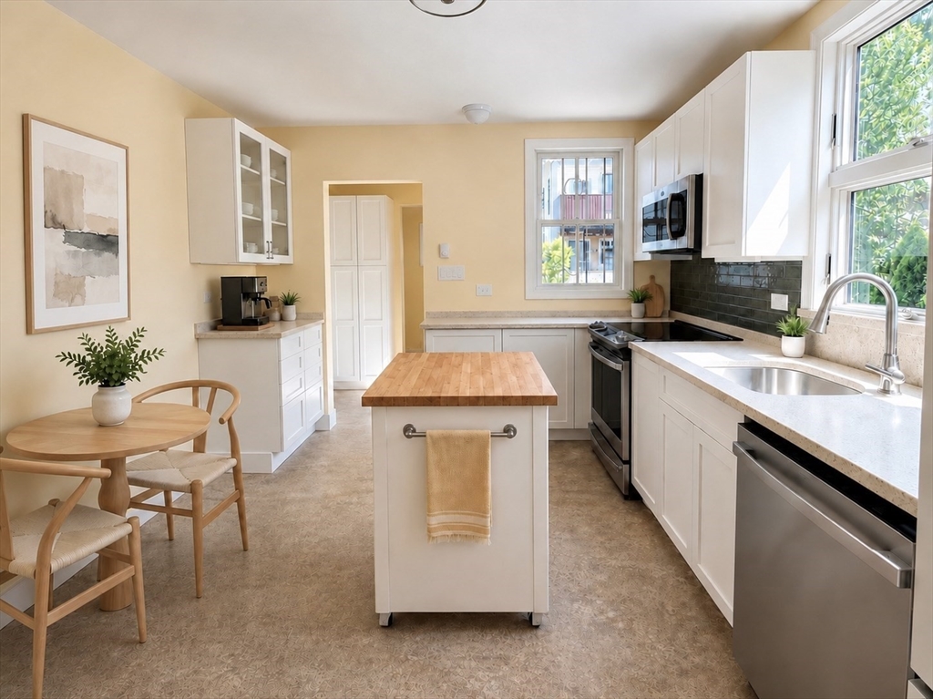 126 Pearl St, Cambridge, Massachusetts, 1 Bedroom Bedrooms, 3 Rooms Rooms,1 BathroomBathrooms,Residential Lease,For Rent,Pearl St,73554495