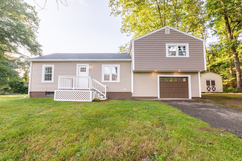 22 Lakeside Ave, Webster, Massachusetts, 4 Bedrooms Bedrooms, 6 Rooms Rooms,2 BathroomsBathrooms,Residential,For Sale,Lakeside Ave,73554522